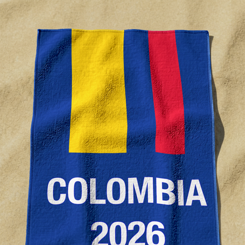 Bandera de Colombia con franjas azul, amarilla y roja sobre fondo azul con texto "COLOMBIA 2026 sutex towel medium