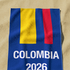 Bandera de Colombia con franjas azul, amarilla y roja sobre fondo azul con texto "COLOMBIA 2026 sutex towel medium
