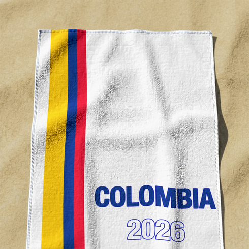Bandera de Colombia 2026 con franjas amarillo, azul y rojo sobre fondo blanco sutex towel medium