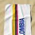 Bandera colombiana invertida con franjas horizontales amarilla, azul y roja sobre fondo blanco sutex towel medium