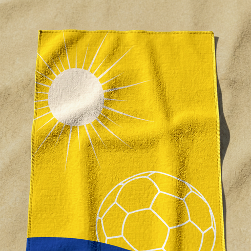 Bandera colombiana estilizada con balón de fútbol amarillo bajo sol radiante sobre franjas azul y roja sutex towel medium