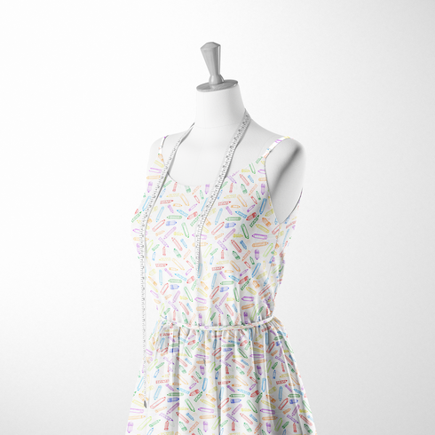 Patrón colorido de lápices y crayones dibujados en estilo lineal sobre fondo blanco sutex woven dress form mockup