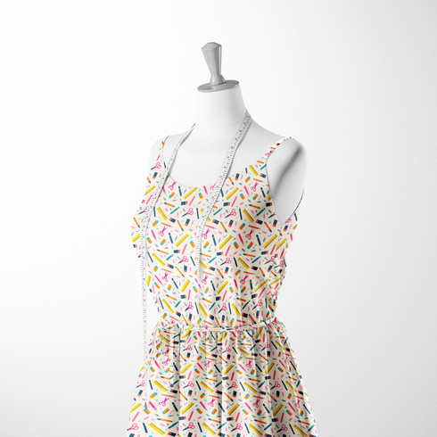 Patrón colorido con útiles escolares: lápices, reglas, tijeras y clips sobre fondo crema sutex woven dress form mockup