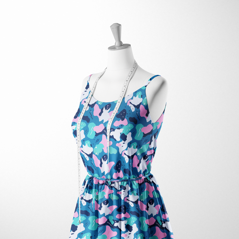 Patrón abstracto en tonos azul, turquesa, rosa y blanco con formas orgánicas superpuestas. sutex woven dress form mockup