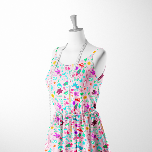 Fondo rosa con dibujos coloridos y palabras positivas como "gracias", "genial" y "amigos sutex woven dress form mockup