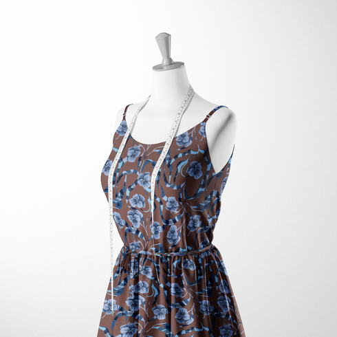 Patrón floral de pensamientos azules sobre fondo marrón con cintas azul y blanco entrecruzadas sutex woven dress form mockup
