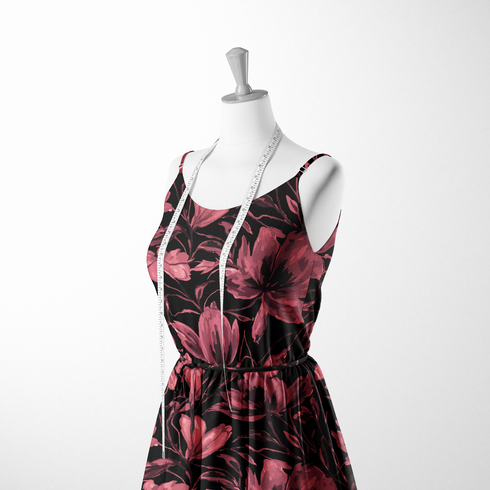 Patrón floral con flores de color rosa oscuro/burdeos sobre fondo negro, estilo artístico sutex woven dress form mockup