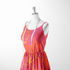 Patrón abstracto de colores vibrantes con tonos de rojo, naranja, púrpura y amarillo en forma de mármol líquido. sutex woven dress form mockup