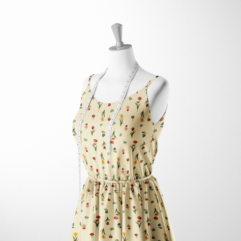 Patrón botánico con flores rojas, azules, amarillas y tulipanes sobre fondo beige claro sutex woven dress form mockup