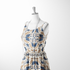 Diseño floral simétrico con motivos azules y marrón dorado en estilo folk, ornamento decorativo tradicional sutex woven dress form mockup