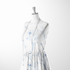 Patrón botánico de líneas azules que muestra flores y hojas en un estilo de dibujo minimalista sobre fondo blanco. sutex woven dress form mockup