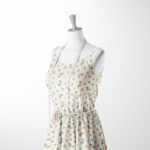 Patrón floral con rosas rosadas y amarillas sobre fondo de rayas beige y crema con hojas verdes sutex woven dress form mockup