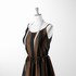 Patrón de rayas verticales alternando negro y café en diseño repetitivo sutex woven dress form mockup