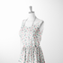 Patrón floral con rosas rosadas sobre fondo de rayas verticales grises y blancas sutex woven dress form mockup