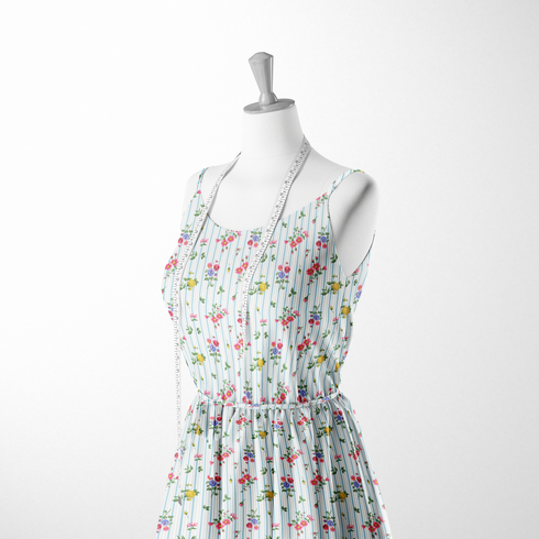 Patrón floral con rosado, amarillo y azul sobre rayas verticales azules y blancas sutex woven dress form mockup