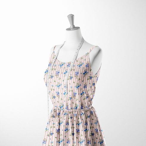 Patrón floral con rosas azules sobre fondo de rayas rosadas y blancas verticales delicadas sutex woven dress form mockup