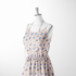 Patrón floral con rosas azules sobre fondo de rayas rosadas y blancas verticales delicadas sutex woven dress form mockup