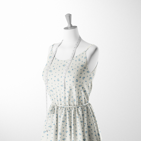 Patrón de flores azules pequeñas sobre fondo de rayas beige y blanco, estilo delicado y fresco sutex woven dress form mockup