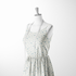 Patrón de flores azules pequeñas sobre fondo de rayas beige y blanco, estilo delicado y fresco sutex woven dress form mockup