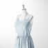 Patrón de rayas azul cielo con flores rosadas pequeñas dispersas sobre fondo blanco sutex woven dress form mockup