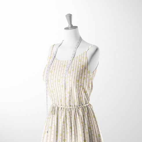 Patrón delicado con flores amarillas pequeñas sobre fondo de rayas rosado y crema suave sutex woven dress form mockup