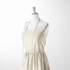Patrón delicado con flores amarillas pequeñas sobre fondo de rayas rosado y crema suave sutex woven dress form mockup
