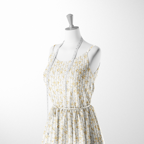 Patrón floral delicado con flores amarillas y hojas grises sobre rayas verticales en fondo crema sutex woven dress form mockup