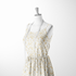 Patrón floral delicado con flores amarillas y hojas grises sobre rayas verticales en fondo crema sutex woven dress form mockup