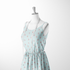 Patrón de rayas verticales turquesa sobre fondo blanco con motivos de hojas rosado coral dispersos sutex woven dress form mockup
