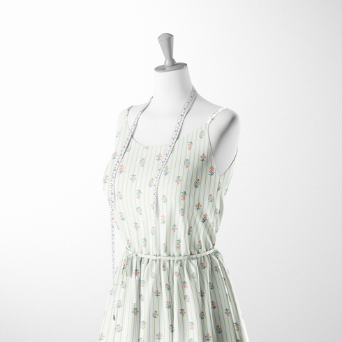 Patrón de rayas verdes con flores coral y hojas dispersas sobre fondo crema sutex woven dress form mockup