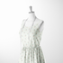Patrón de rayas verdes con flores coral y hojas dispersas sobre fondo crema sutex woven dress form mockup