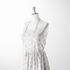 Patrón de rayas verticales con motivos florales delicados en tonos azules sobre fondo crema sutex woven dress form mockup