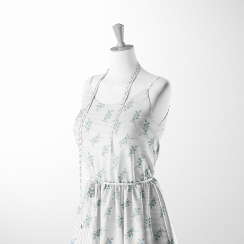 Patrón floral azul con ramas delicadas sobre fondo de rayas blancas y grises, estilo botánico sutex woven dress form mockup