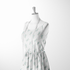 Patrón floral azul con ramas delicadas sobre fondo de rayas blancas y grises, estilo botánico sutex woven dress form mockup