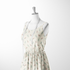 Patrón de rayas beige con flores rosadas y azules delicadas sobre fondo de líneas verticales sutex woven dress form mockup