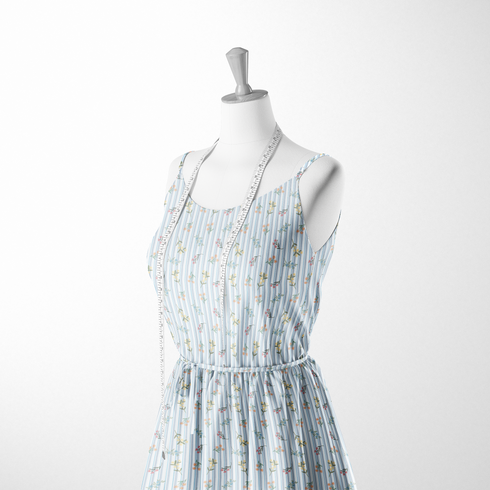 Patrón floral con líneas verticales en tonos azules, flores rosadas y amarillas sobre fondo rayado sutex woven dress form mockup