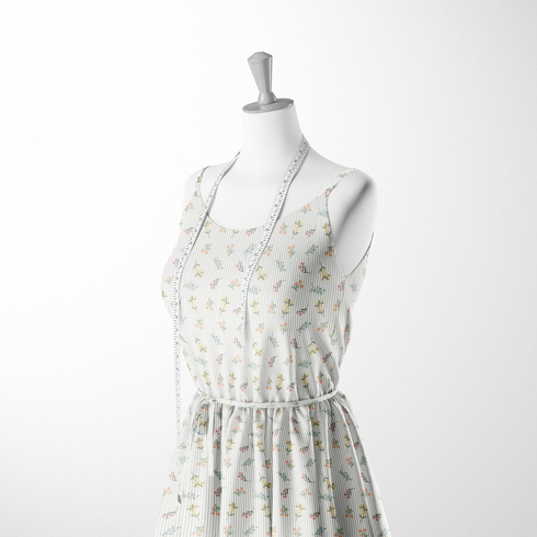 Patrón delicado de flores pequeñas en tonos rosado, amarillo y azul sobre fondo gris con rayas blancas sutex woven dress form mockup