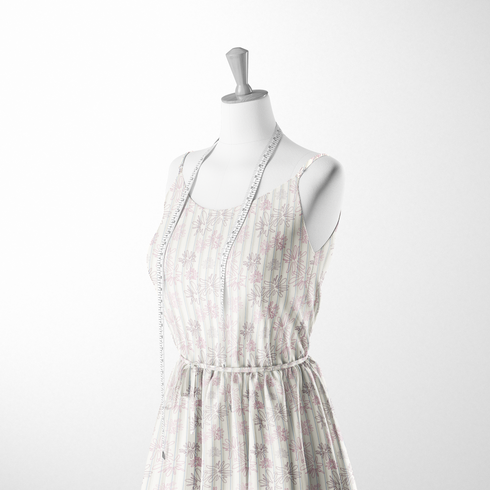 Patrón floral con flores rosado pálido sobre fondo de rayas verticales en tonos crema y beige sutex woven dress form mockup