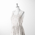Patrón floral con flores rosado pálido sobre fondo de rayas verticales en tonos crema y beige sutex woven dress form mockup