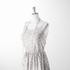 Patrón de líneas rosado pálido con flores estilizadas beige sobre fondo rayado vertical sutex woven dress form mockup