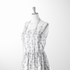 Patrón estampado floral con flores y hojas sobre fondo blanco, diseño botánico delicado sutex woven dress form mockup