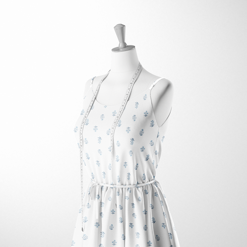 Patrón delicado con pequeñas ramas azules dispersas sobre fondo blanco, estilo botánico minimalista sutex woven dress form mockup