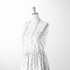 Patrón delicado con pequeñas ramas azules dispersas sobre fondo blanco, estilo botánico minimalista sutex woven dress form mockup