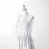 Patrón de flores estilizadas en líneas moradas sobre fondo blanco, diseño floral minimalista y delicado sutex woven dress form mockup