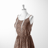 Estampado de rayas abstractas onduladas en negro sobre fondo rosado tipo animal print sutex woven dress form mockup