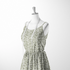 Estampado abstracto con rayas curvas en verde oliva sobre fondo blanco, estilo moderno sutex woven dress form mockup