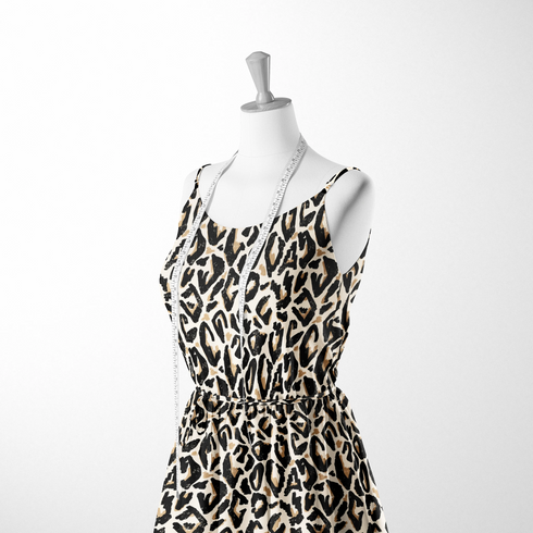 Estampado abstracto negro y dorado con formas orgánicas irregulares sobre fondo crema sutex woven dress form mockup