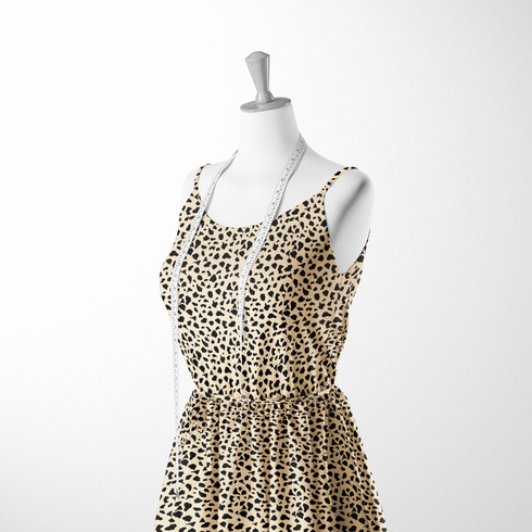 Patrón de pepas irregulares negras sobre fondo beige estilo animal print sutex woven dress form mockup