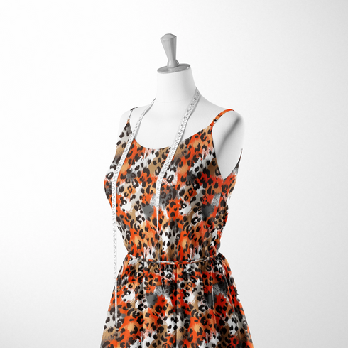 Estampado abstracto con manchas de leopardo en naranja, negro, blanco y café sutex woven dress form mockup