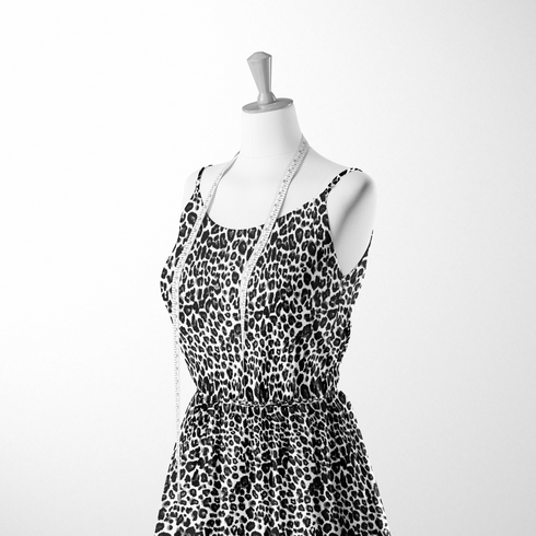 Patrón de leopardo negro sobre fondo blanco con manchas irregulares distribuidas verticalmente sutex woven dress form mockup